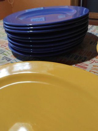 Vajilla divertida azul y amarilla
