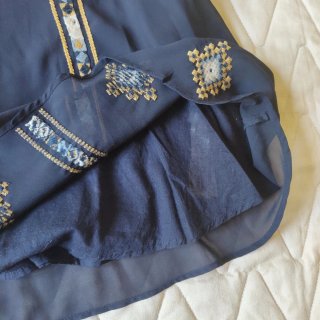 Canotta Zara Basic blu con ricami