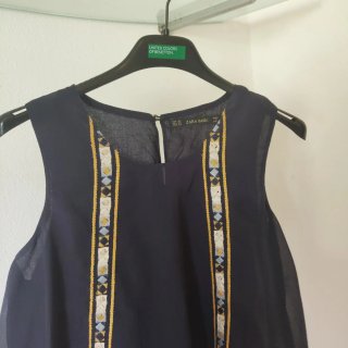 Canotta Zara Basic blu con ricami