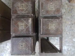 Dos cajoneras de madera con detalles dorados