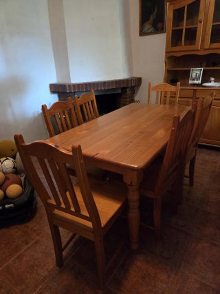 Mesa de madera de pino con 6 sillas