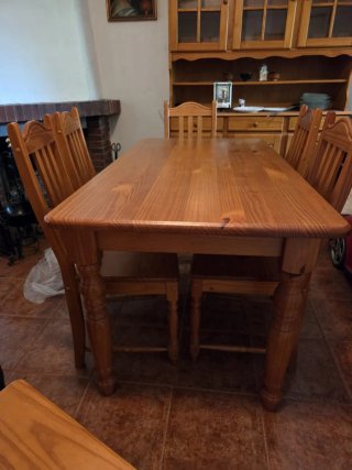 Mesa de madera de pino con 6 sillas