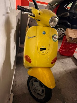 Vespa 50 Piaggio Clásica Amarilla