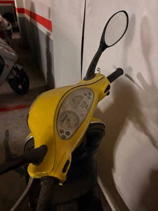 Vespa 50 Piaggio Clásica Amarilla