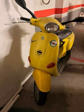 Vespa 50 Piaggio Clásica Amarilla