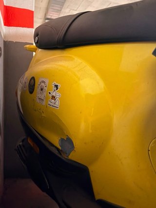 Vespa 50 Piaggio Clásica Amarilla