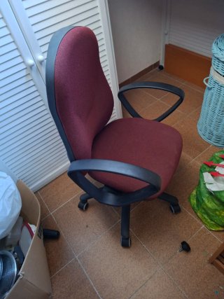 Silla de oficina ergonómica roja y negra,