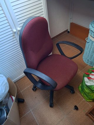 Silla de oficina ergonómica roja y negra,