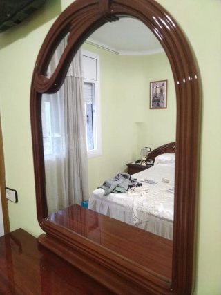 Tocador de madera con espejo