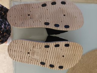 Sandalias negras con detalle dorado