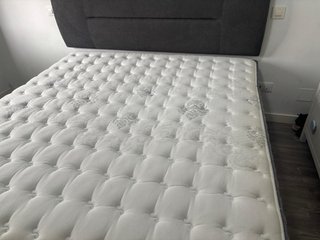 Cama tapizada gris con cabecero y colchon