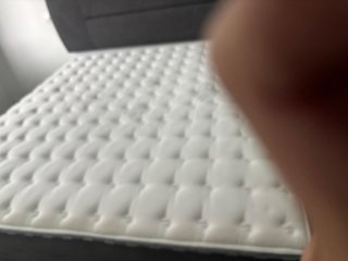 Cama tapizada gris con cabecero y colchon