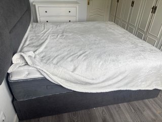 Cama tapizada gris con cabecero y colchon