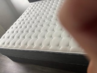 Cama tapizada gris con cabecero y colchon