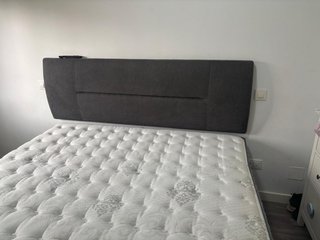 Cama tapizada gris con cabecero y colchon