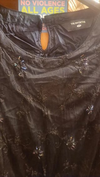 Vestito nero lungo con perline