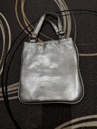 Bolso de mano plateado con lentejuelas