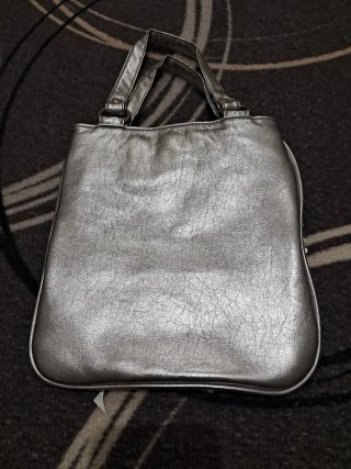 Bolso de mano plateado con lentejuelas