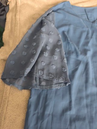 Blusa azul con mangas abullonadas