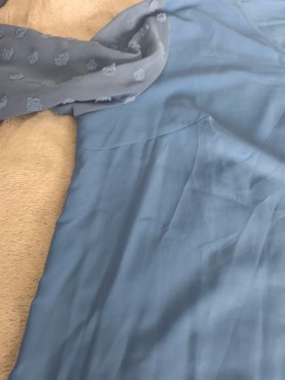 Blusa azul con mangas abullonadas