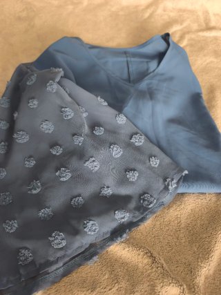 Blusa azul con mangas abullonadas