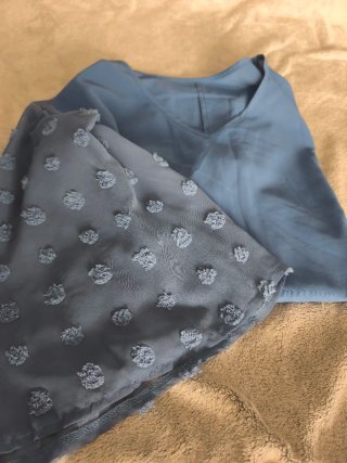 Blusa azul con mangas abullonadas