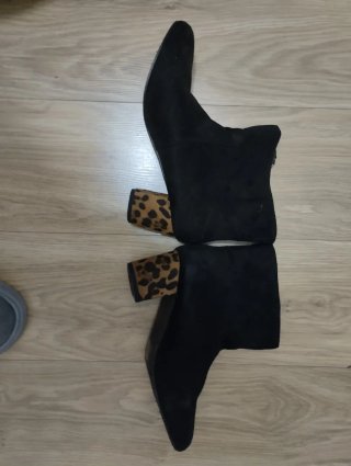 Botines negros tacón estampado leopardo