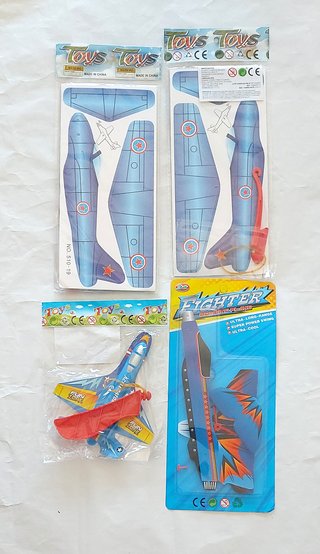 4 juguetes de aviones