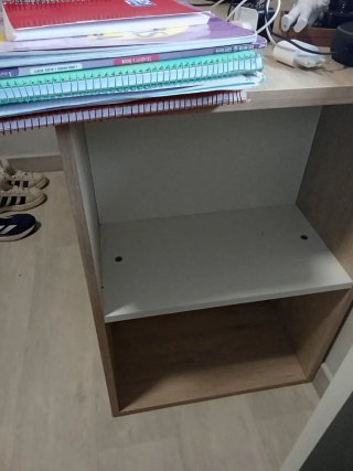 Escritorio de madera con estantería