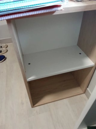 Escritorio de madera con estantería