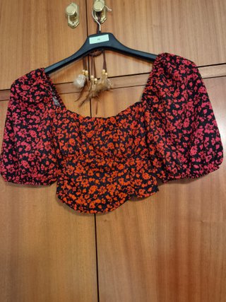 Top Bershka floral negro y rojo Talla XS