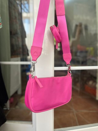 Bolso de hombro rosa con monedero