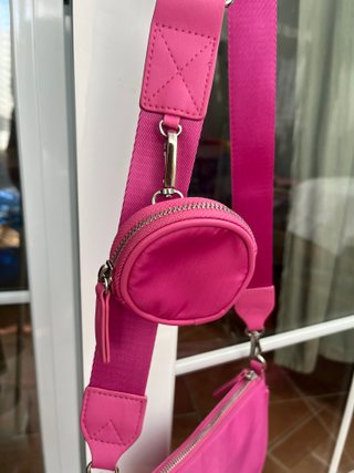 Bolso de hombro rosa con monedero