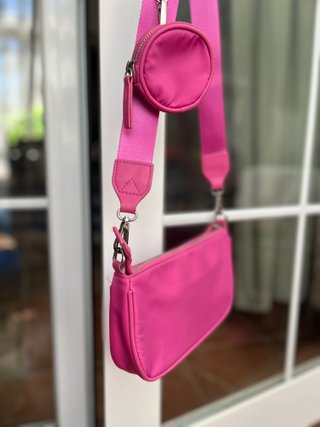 Bolso de hombro rosa con monedero