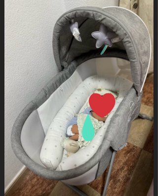 Minicuna de bebé gris con capota