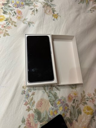 Samsung Galaxy S21 FE 5G en su caja