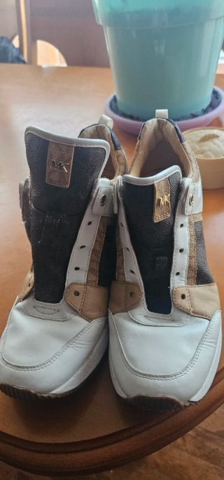 Zapatillas Michael Kors Beige y Blancas