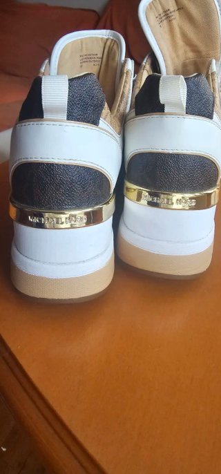 Zapatillas Michael Kors Beige y Blancas