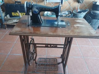 Máquina de coser Alfa antigua