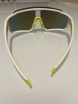 Gafas deportivas multicolor y blancas