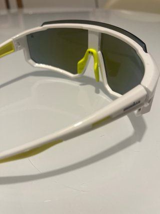 Gafas deportivas multicolor y blancas