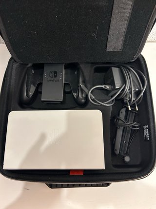 Nintendo Switch Oled con accesorios
