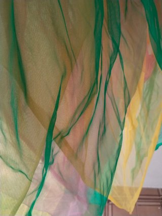 Dos Disfraces bruja tul verde, amarillo y rosa