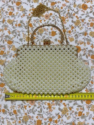 Bolso de perlas y cadena dorada