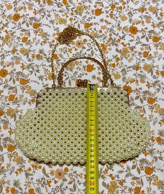 Bolso de perlas y cadena dorada