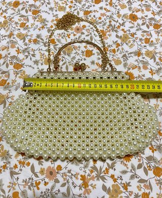 Bolso de perlas y cadena dorada
