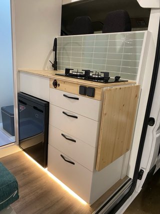 Camperización de furgonetas, instalación acceacces