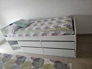 2 Camas  Ikea Blanca con Cajones y Estantería,