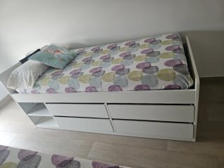 2 Camas  Ikea Blanca con Cajones y Estantería,