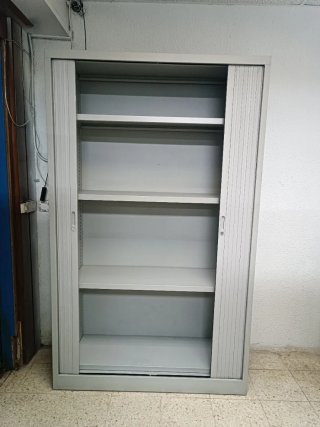 Armario metálico gris con puerta corredera